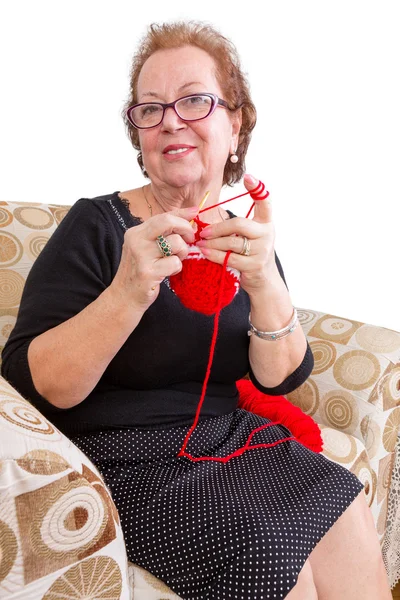 Senior senhora relaxante com seu tricô — Fotografia de Stock