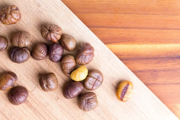 Heerlijk vers geroosterde hele kastanjes — Stockfoto