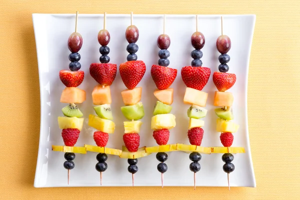 Healthy fresh shish kebab fruit treats — Stock Photo, Image