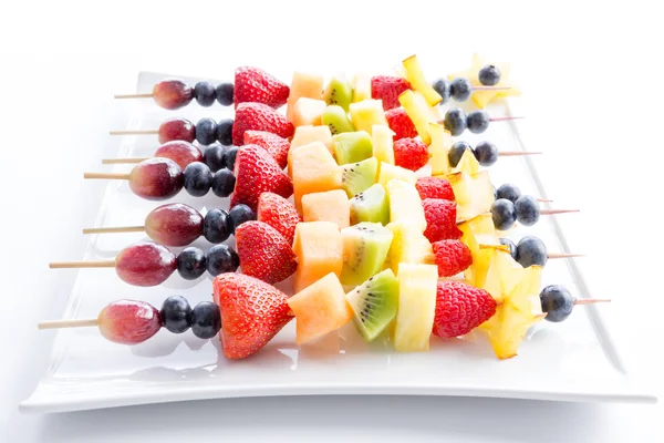 Serving of colorful fresh fruit kebabs — 图库照片
