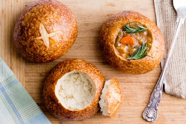Этапы подачи супа в хлебной миске — стоковое фото