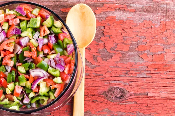 Bowl of healthy traditional Turkish shepherd salad — Stock Photo, Image