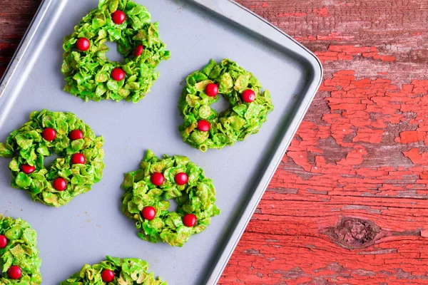 Freshly baked Christmas wreath cookies — Stock Photo, Image