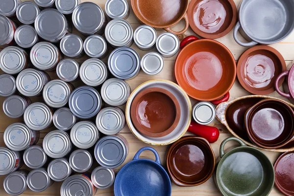 Surtido de latas y tazones de comida —  Fotos de Stock