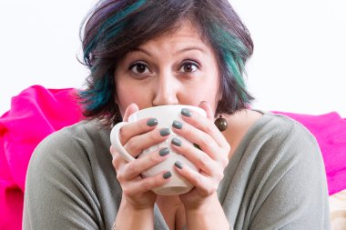 Kahve kupa tutan heyecanlı kadın