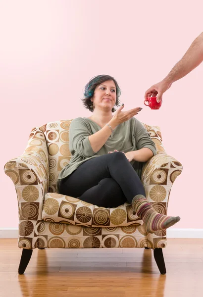 Dissatisfied woman given a cup — Stock Photo, Image