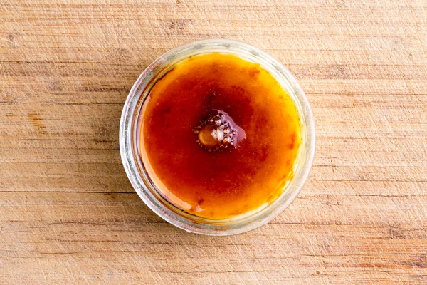 Creme brulee topped with caramelised sugar — Stock Photo, Image