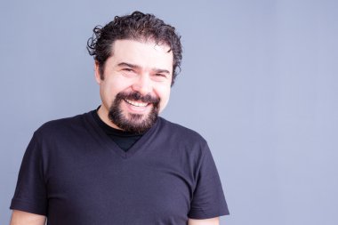 Gülümseyen adam gri Studio siyah T-Shirt giyen