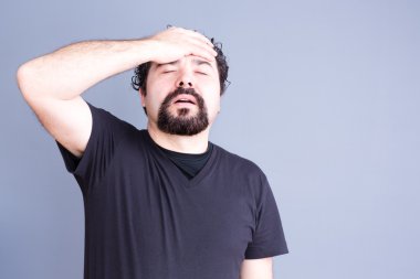 Adam alin eliyle tutarak plajı ile