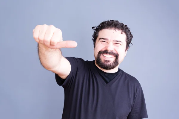 Hombre alegre haciendo gesto lateral de la mano del pulgar — Foto de Stock