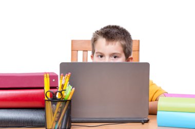Dizüstü Danışma kitaplar ile öğrenim üzerinde genç çocuk