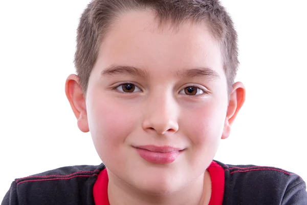 Fiatal fiú a fekete és a Vörös ing mosolyogva kamera — Stock Fotó