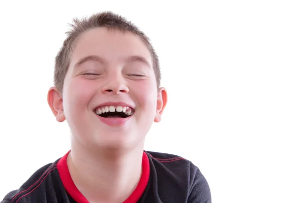 Ragazzo in rosso e nero T-shirt ridendo allegramente — Foto Stock