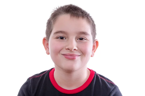 Мальчик в красно-черной футболке, улыбающийся перед камерой — стоковое фото