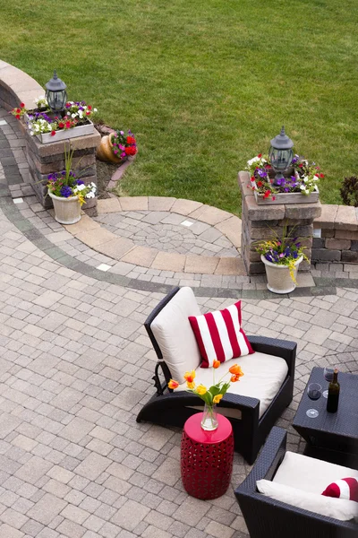 Assise confortable sur patio en pierre de luxe — Photo