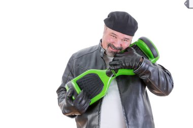Adam onun hoverboard sarılma