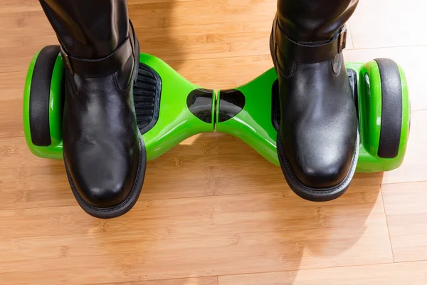 Primo piano del giroscooter dalla vista frontale verso l'alto — Foto Stock