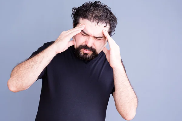 Hombre sobrecargado de trabajo frotándose la frente —  Fotos de Stock