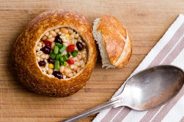 Visão de cima para baixo de tigela de pão com sopa de feijão — Fotografia de Stock