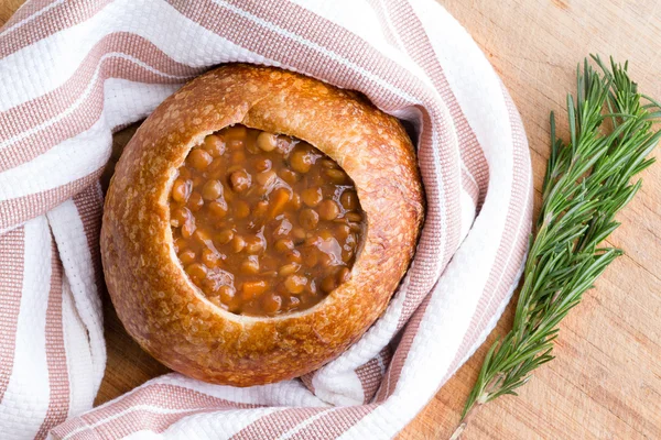 Boliche de pão quente de sopa de lentilha com alecrim — Fotografia de Stock