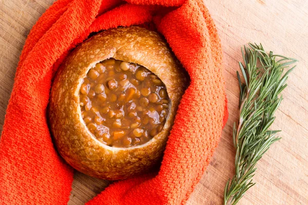 Boliche de pão quente de sopa de lentilha e guardanapo vermelho — Fotografia de Stock