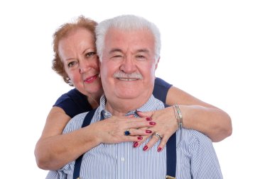 Mutlu karı kucaklayan gülümseyen koca