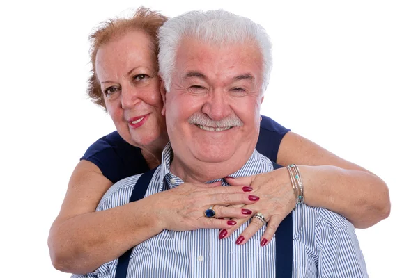 Улыбающаяся пожилая женщина обнимает своего мужа — стоковое фото