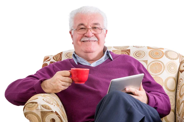 Vrolijke man met koffie en tablet computer — Stockfoto