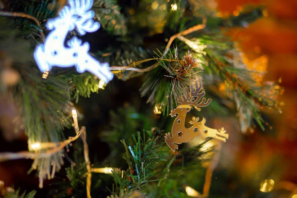 Décoration de Noël sous la forme d'un cerf galopant sur un arbre de Noël. — Photo
