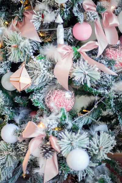 Décoration d'arbre de Noël close-up. Arbre de Noël éléments de décoration. Contexte des cartes postales — Photo