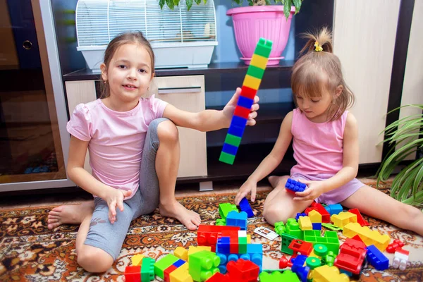 Crianças Casa Brincam Com Conjunto Construção Plástico Colorido Menina Construiu — Fotografia de Stock