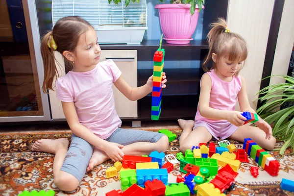 Crianças Casa Brincam Com Conjunto Construção Plástico Colorido Menina Construiu — Fotografia de Stock