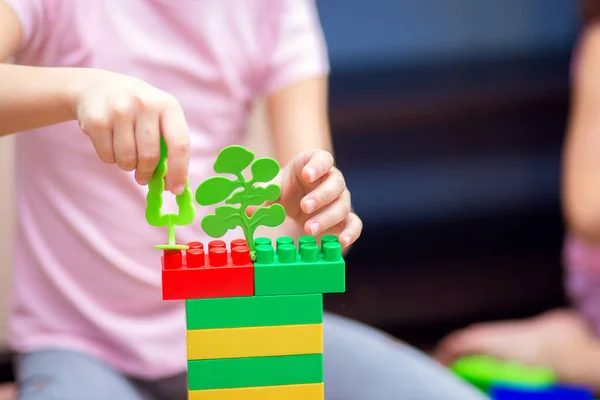Uma Menina Casa Brinca Com Construtor Plástico Colorido Uma Criança — Fotografia de Stock