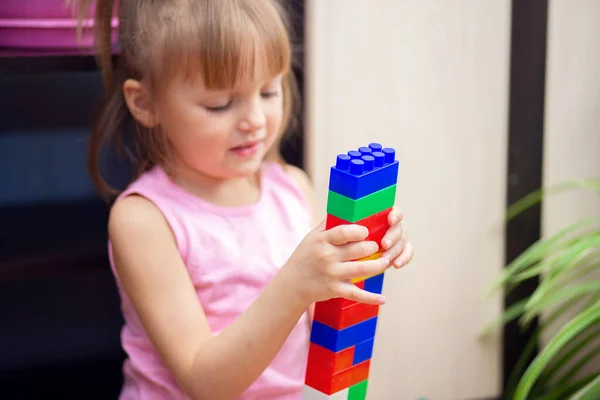 Ein Kleines Mädchen Hause Spielt Mit Einem Kunststofffarbenen Konstrukteur Ein — Stockfoto