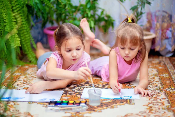 Duas Meninas Pintam Com Tintas Chão Casa Jardim Infância Lazer — Fotografia de Stock