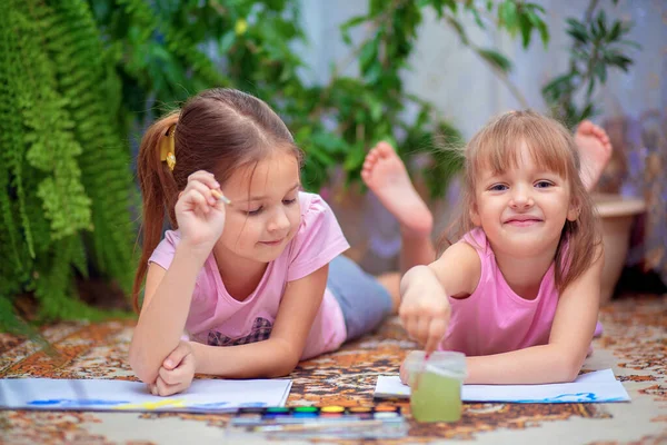 Две Девушки Рисуют Красками Лежащими Полу Дома Детском Саду Досуг — стоковое фото