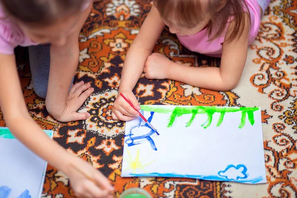 Crianças Casa Pintam Com Aquarelas Deitadas Chão Desenhos Infantis Com — Fotografia de Stock