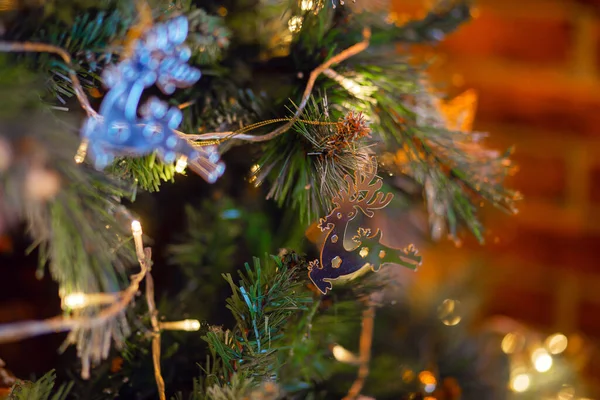 Décoration de Noël sous la forme d'un cerf galopant sur un arbre de Noël. — Photo