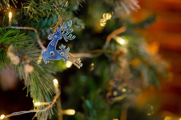 Décoration de Noël sous la forme d'un cerf galopant sur un arbre de Noël. — Photo