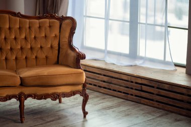 Minimalizm tarzı iç dekorasyonda klasik kanepe. Panoramik pencereler