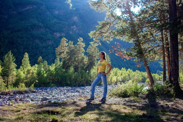 Young Woman Stands Bank Mountain River Edge Forest Admires Nature — Stock Photo, Image