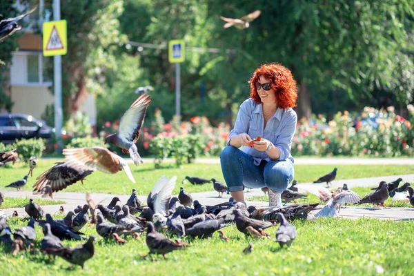 Glückliche Rothaarige Frau Stadtpark Füttert Tauben Mit Brot Stadtvögel — Stockfoto