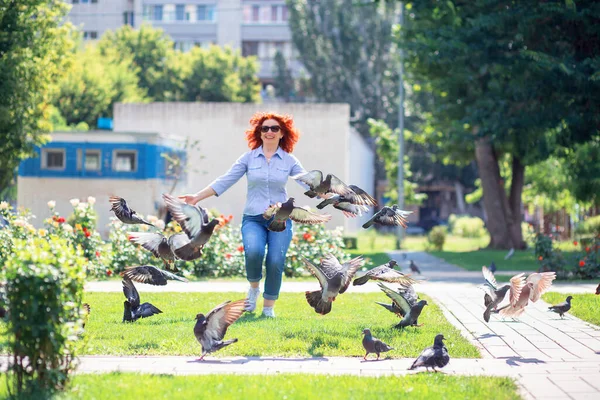 Glückliche Rothaarige Frau Läuft Durch Den Park Und Jagt Tauben — Stockfoto