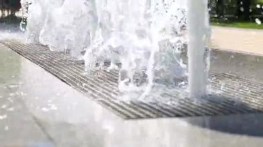 Kasesiz şehir çeşmesi. Kuru çeşme. Fıskiyedeki su, ferahlatıcı sıçramalar.