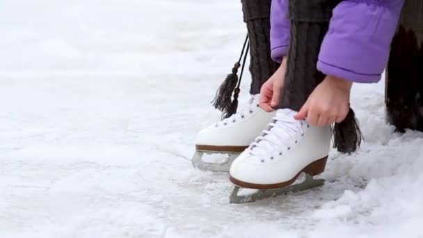 Bir Kız Buz Pateni Sahasında Bankta Oturuyor Artistik Patenlerle Nalları — Stok video