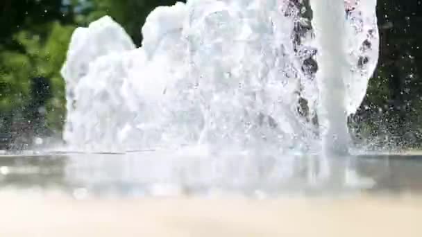 ボウルなしで市の噴水 乾いた噴水 噴水の水の流れ さわやかなスプラッシュ — ストック動画