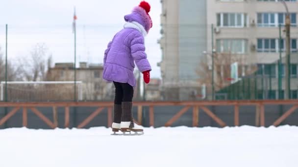 Lány Korcsolyázik Egy Gyerek Télen Táncol Egy Jégpályán Örvénylik Tapsol — Stock videók