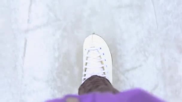 男は上から自分の足のアイスリンク 一人称視点でスケートします 冬のスポーツ 冬の楽しみ — ストック動画