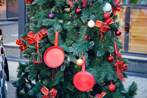 Arbre Nouvel Sur Rue Ville Décoré Avec Des Ustensiles Cuisine — Photo