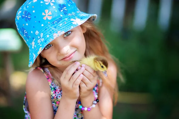 Una Ragazza Carina Con Bellissimi Occhi Cappello Blu Panama Tiene — Foto Stock